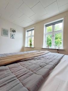 Postel nebo postele na pokoji v ubytování Cozy 1 bedroom apartment A