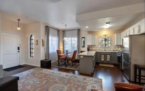 Mynd úr myndasafni af New The Grasshopper with Balcony, Heart of Sedona í Sedona +13 myndir