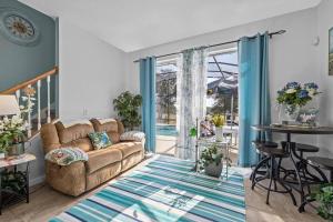 ein Wohnzimmer mit Sofa und Tisch in der Unterkunft Mediterranean Garden Oasis in Davenport