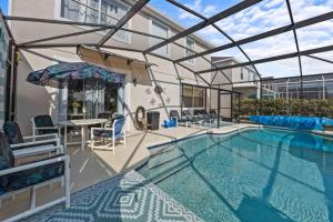 einen Pool mit einem Tisch und Stühlen in der Unterkunft Mediterranean Garden Oasis in Davenport