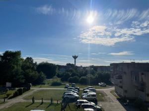 un mucchio di macchine parcheggiate in un parcheggio di Butas Šventojoje a Šventoji