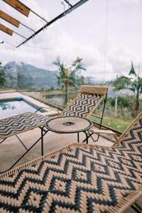 Vista generica sulle montagne o vista sulle montagne dall'interno of country house