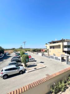 rząd samochodów zaparkowanych na parkingu w obiekcie SEA apartment w mieście Fiumicino +7 zdjęć