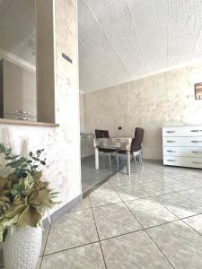 jadalnia ze stołem i krzesłami w pokoju w obiekcie SEA apartment w mieście Fiumicino