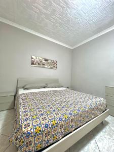 sypialnia z dużym łóżkiem w pokoju w obiekcie SEA apartment w mieście Fiumicino