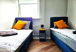 due letti uno accanto all'altro in una stanza di Szczecin Centrum 6 a Stettino