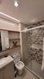 a bathroom with a shower and a toilet and a sink at Studio Novo Alto Padrão - Centro in Curitiba