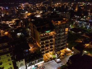 Pemandangan umum bagi Pokhara atau pemandangan bandar yang diambil dari hotel