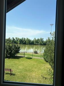 Um jardim no exterior de Vikendica Dva labuda
