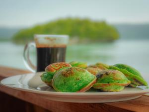 BesirGAM BAY bungalow's的盘子和咖啡