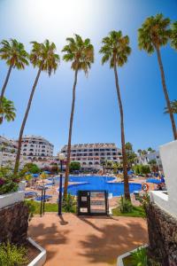 una vista di un resort con palme e piscina di Parque Santiago II Casa Sol y Mar a Playa de las Americas