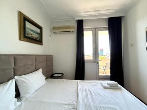A bed or beds in a room at Hotel Bojatours