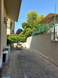 a patio with a table and chairs next to a wall at Casa vacanze da Nanda e Danilo in Pineto