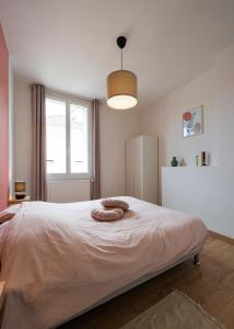 a bedroom with a bed with two pillows on it at Appartement Centre-Ville 2/4 personnes in Épernay