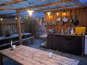 Lounge nebo bar v ubytování Terra-Tipike, Tipi à la ferme entre Terre et Mer