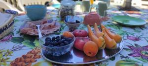 ein Tisch mit einem Teller Obst und Gemüse darauf in der Unterkunft Il Monte BnB in Tazzola