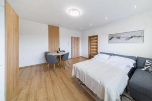 Кровать или кровати в номере Tower Apartments Orchid & Amber