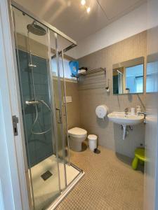 Un baño con ducha, inodoro y lavabo. en 100 Contos, en Oporto