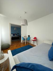 Un dormitorio con una cama y una mesa con sillas. en 100 Contos, en Oporto 12 fotos más