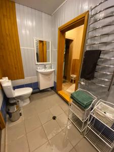 Koupelna v ubytování Guest house ''Stropiki'' with Sauna and hot Tub