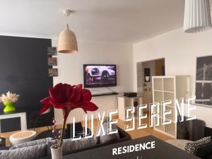 TV a/nebo společenská místnost v ubytování Luxe Serene Residence