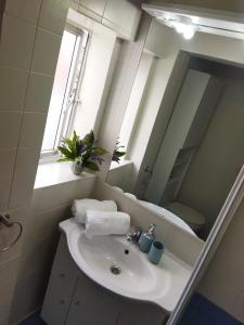 ポンテベドラにあるA Casiña de Amableの洗面台と鏡のあるバスルーム +16枚の写真