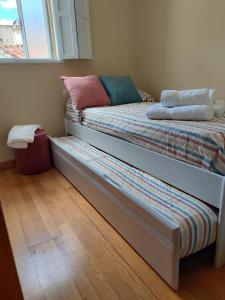 ポンテベドラにあるA Casiña de Amableの窓のある部屋にある小さなベッド