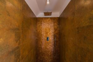 Koupelna v ubytování Aurea Apartman + 70 fotografií