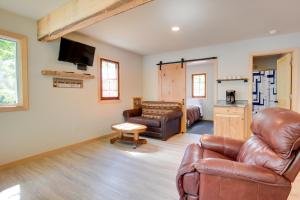 Χώρος καθιστικού στο Bearskin Lake Cabin Fish, Boat and Relax!