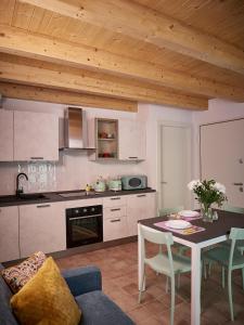 Una cocina con una mesa y un comedor. en Ca' Martini Apartments, en Peschiera del Garda