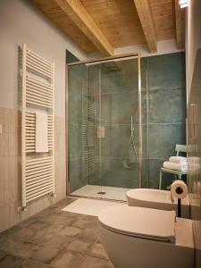 Un baño con ducha, inodoro y lavabo. en Ca' Martini Apartments, en Peschiera del Garda 72 fotos más