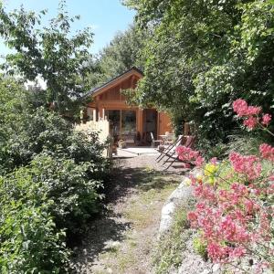 Petit chalet neuf indépendant 2 pers "La cabane de Jean "外面的花园
