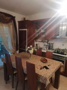 O bucătărie sau chicinetă la Two-bedroom luxury apartment