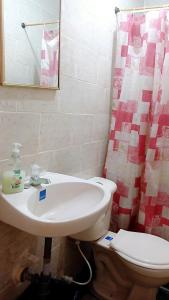 Ένα μπάνιο στο Casa Amarilla Hostel - Cali +21 φωτογραφίες