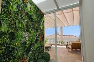 Balkón nebo terasa v ubytování Luxury villa with private pool and cinema by Vapagó Tenerife