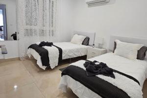 Postel nebo postele na pokoji v ubytování Luxury villa with private pool and cinema by Vapagó Tenerife