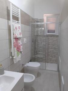 ein weißes Badezimmer mit Toilette und Dusche in der Unterkunft Casa Ester in Ascea + 15 Fotos