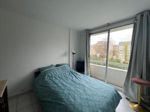 Postel nebo postele na pokoji v ubytování Charm studio nearby La Défense Arena