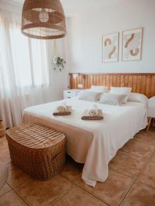 a bedroom with a large white bed with towels on it at Casa Marla, Siete Aguas in Siete Aguas