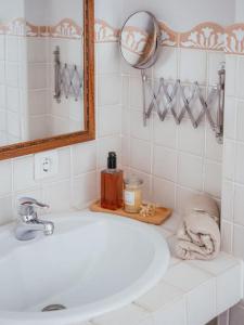 a white bathroom with a sink and a mirror at Casa Marla, Siete Aguas in Siete Aguas