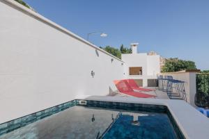 Bazén v ubytování Holiday Home Poeta Brela nebo v jeho okolí