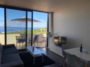 カリェタにあるVilla Pinheira Iのソファがあり海が見えるリビングルーム