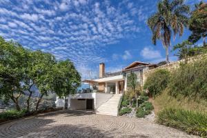 a house on the side of a hill at Casa Bellavista, 4 suítes A/C, Sauna, Vista in Petrópolis