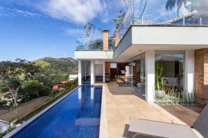 an image of a house with a swimming pool at Casa Bellavista, 4 suítes A/C, Sauna, Vista in Petrópolis