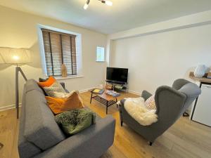 Una sala de estar con dos sofás y un televisor. en Nordic Suites Apartments, Ulverston, en Ulverston