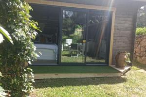 een tuinkamer met uitzicht op een slaapkamer bij Chalet en Ardèche in Fabras