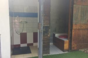 een badkamer met douche en toilet bij Chalet en Ardèche in Fabras +9 foto's