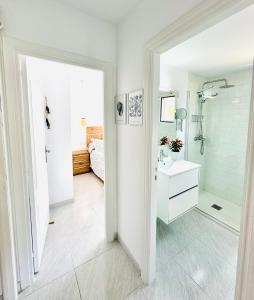 a white bathroom with a sink and a mirror at Bonito apartamento con piscina a 50 metros de la playa! in Port de Pollensa