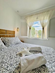 a bedroom with a large bed with a window at Bonito apartamento con piscina a 50 metros de la playa! in Port de Pollensa