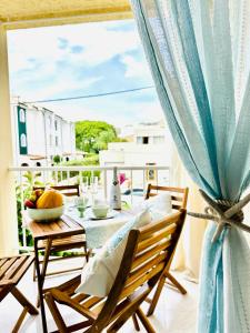 a balcony with a table with a bowl of fruit on it at Bonito apartamento con piscina a 50 metros de la playa! in Port de Pollensa